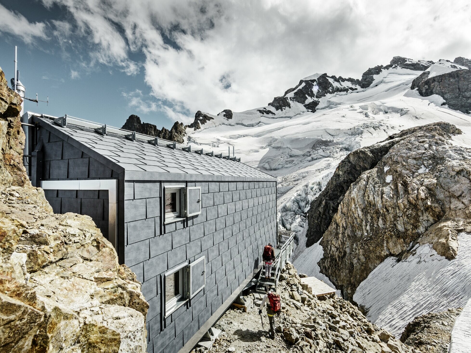 [Translate to Dansk:] Berghütte auf dem La Meije in Frankreich verkleidet mit FX.12 in P.10 Steingrau