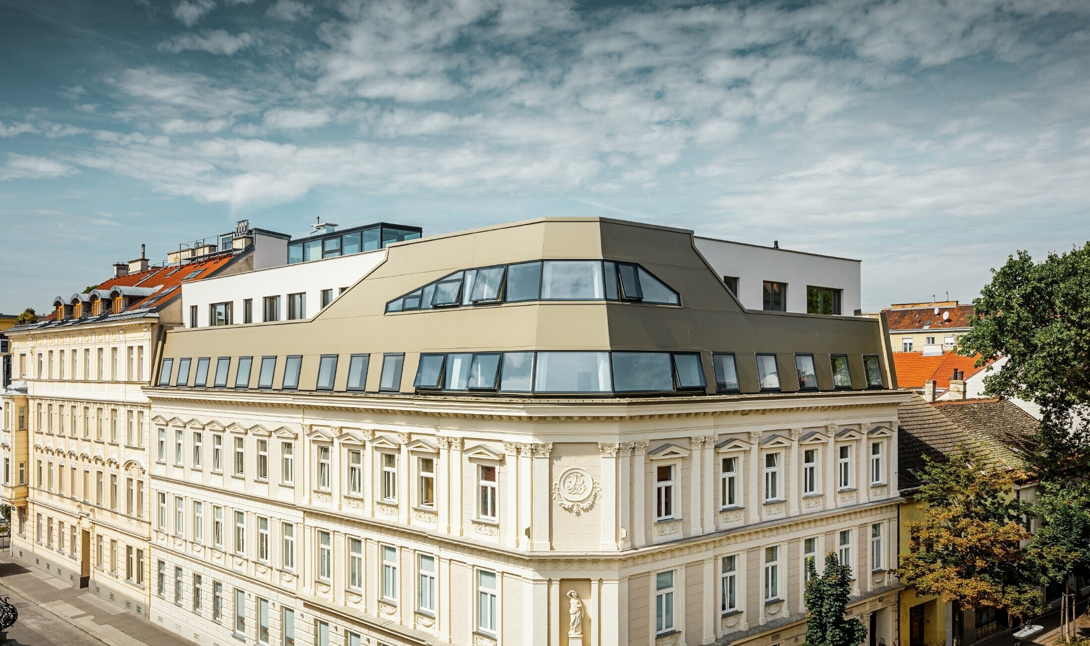 Tagfladekomplettering i Schloßhofer Straße i Wien med aluminiumskompositplade i bronze fra PREFA