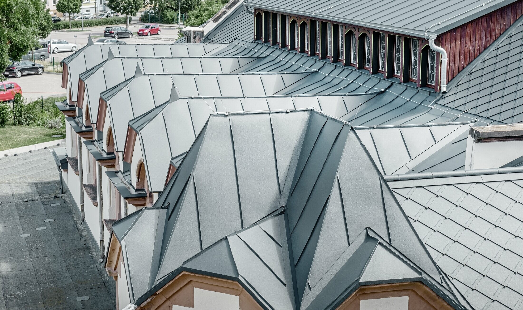 Frisk saneret gymnastiksal i skolen Lutherstadt Wittenberg med et PREFA aluminiumtag. Tagrombe og Prefalz blev lagt i antracit