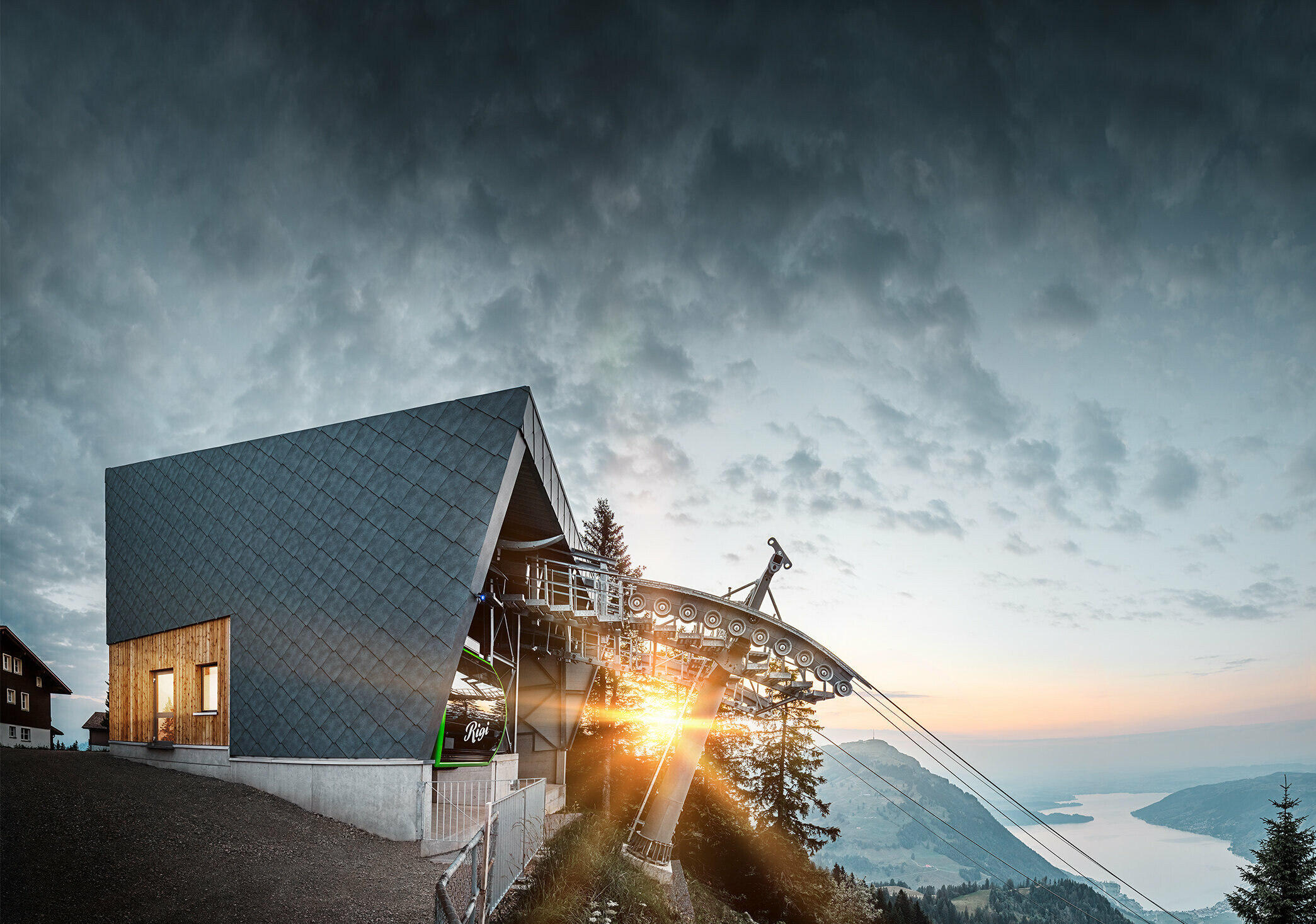 Bjergstationen ved Rigi Scheidegg-kabelbanen ved solopgang. Den nyrenoverede bjergstation er beklædt med PREFA-vægrombe 44 × 44 i P.10 stengrå.