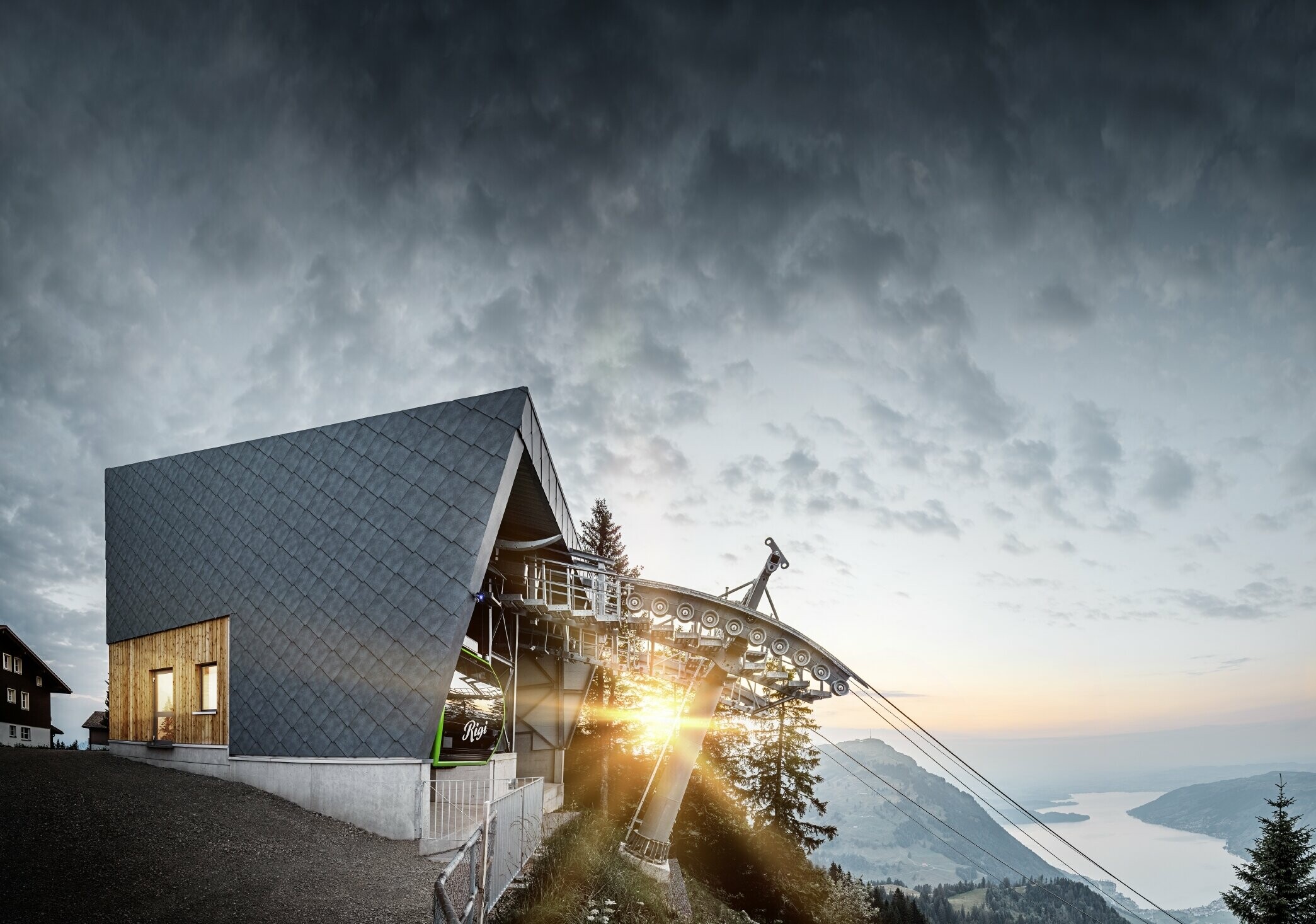 Bjergstationen ved Rigi Scheidegg-kabelbanen ved solopgang. Den nyrenoverede bjergstation er beklædt med PREFA-vægrombe 44 × 44 i P.10 stengrå.