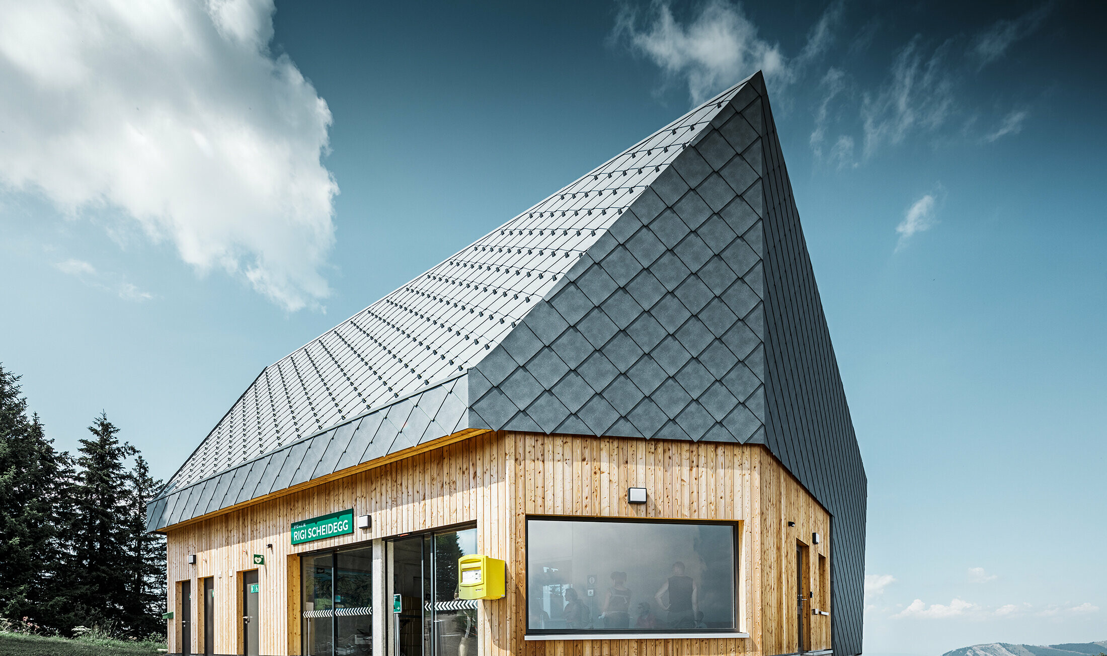 Bjergstationen ved Rigi Scheidegg-kabelbanen i Goldau, Schweiz. Taget og en del af facaden er belagt og beklædt med tag og vægrombe 44 × 44 i P.10 stengrå.