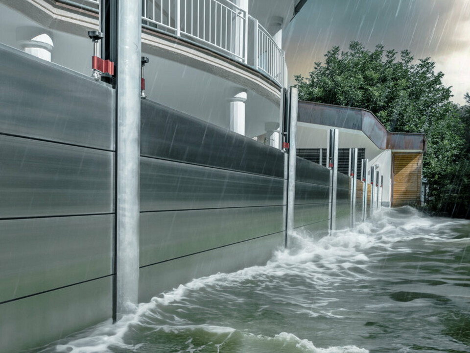 Nærbillede af PREFA-højvandsbeskyttelsen af aluminium, som altid modstår oversvømmelseskatastrofer og beskytter parcelhuset i baggrunden.