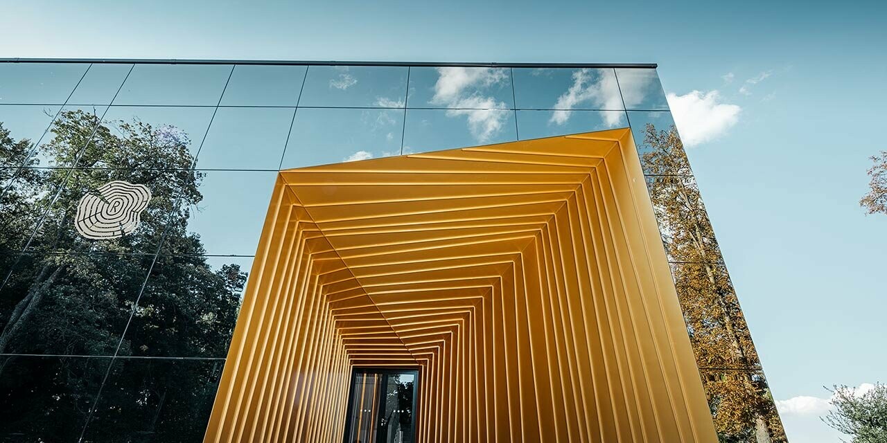 Nybygget vingård Rúbaň med store glasflader og en aluminiumfacade i mayaguld