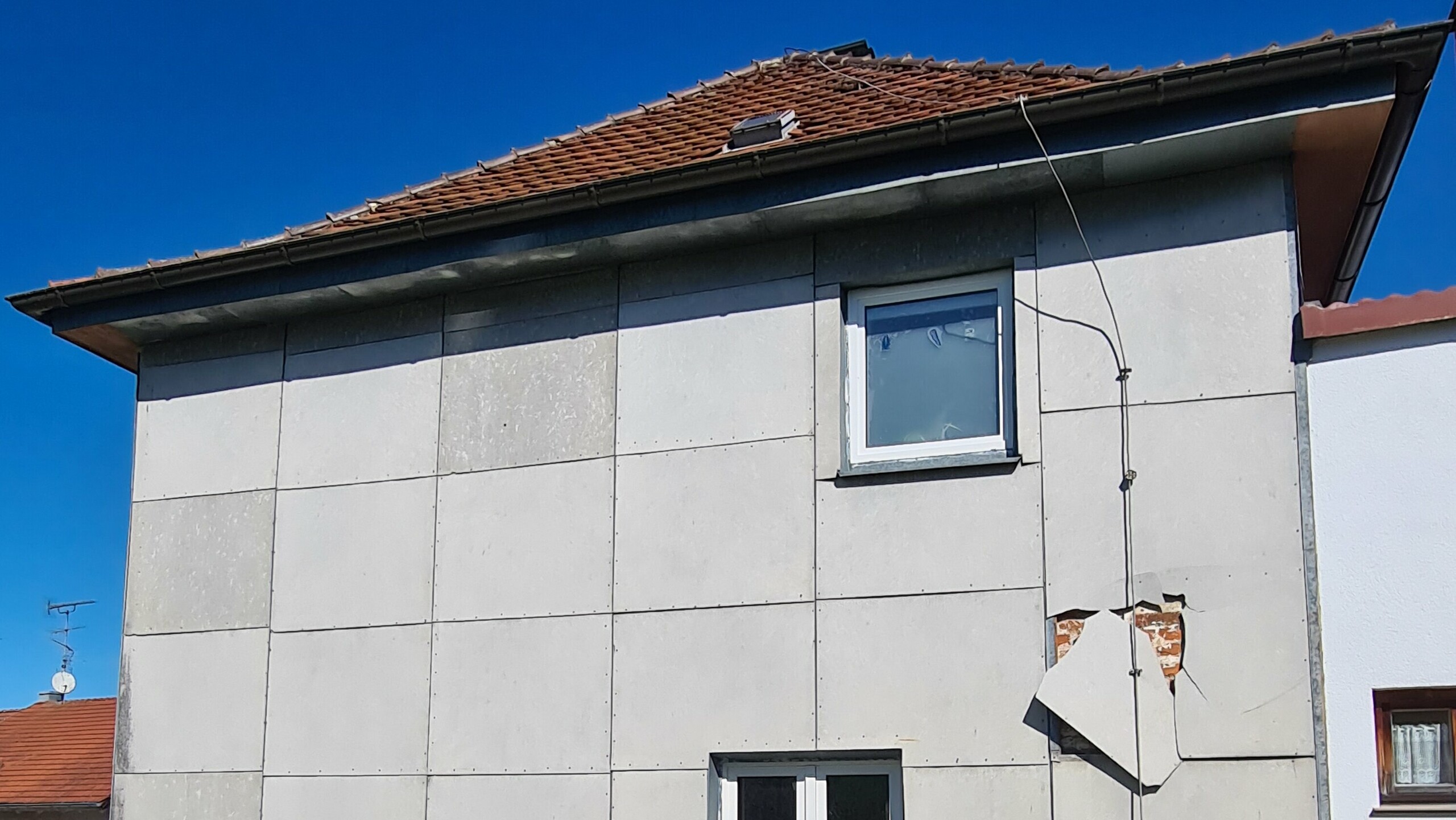 Vorher-Foto einer Fassadensanierung in Deutschnland. Das Objekt wurde mit PREFA Sidings in P.10 Hellgrau saniert.