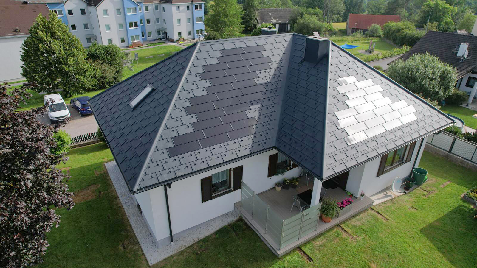 Et klassisk parcelhus i Weitra, Niederösterreich, renoveret med de innovative PREFA solcelletagpaneler og tagpaneler R.16. Taget kombinerer aluminiumsprodukter af høj kvalitet og avanceret solteknologi for at generere bæredygtig energi og samtidig give stilfuld beskyttelse. Den PREFA-tagbeklædning giver huset et elegant og moderne udseende. De innovative solcelletagpaneler bidrager også til miljøvenlig energiproduktion. Pladetaget af høj kvalitet står for holdbarhed, vejrbestandighed og energieffektivitet.