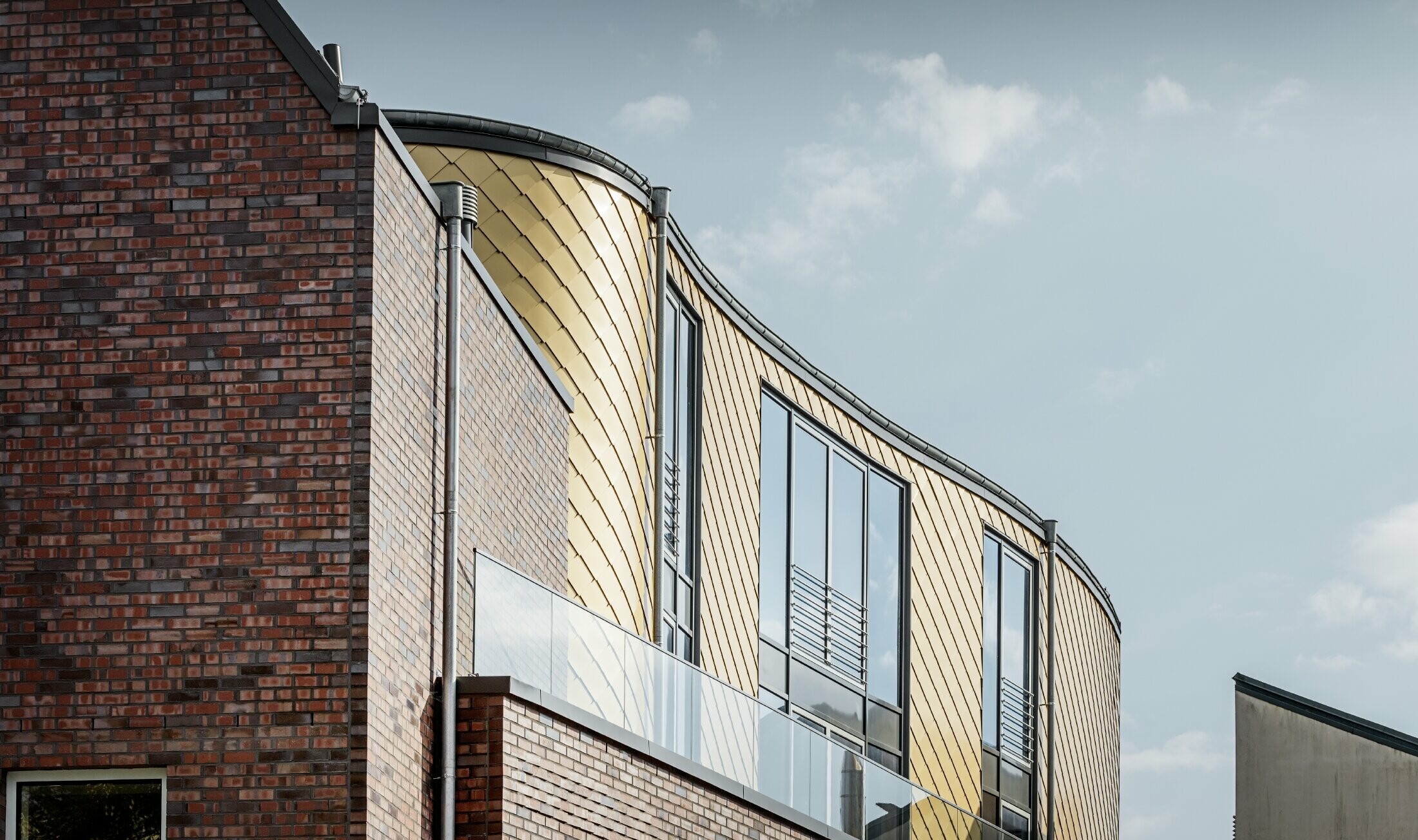 Buet facade på skobutikken Schüttfort. Facaden er beklædt med aluminiumromben fra PREFA i mayaguld.