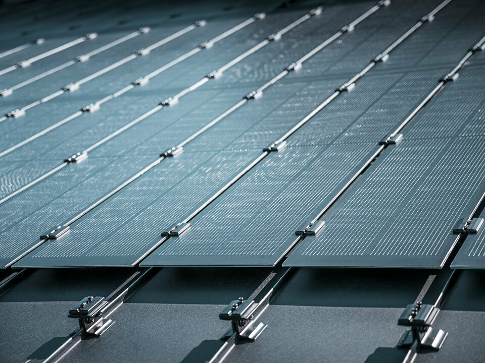 Detalje af montering af Prefalz-solcellemoduler på et tag i Meschede