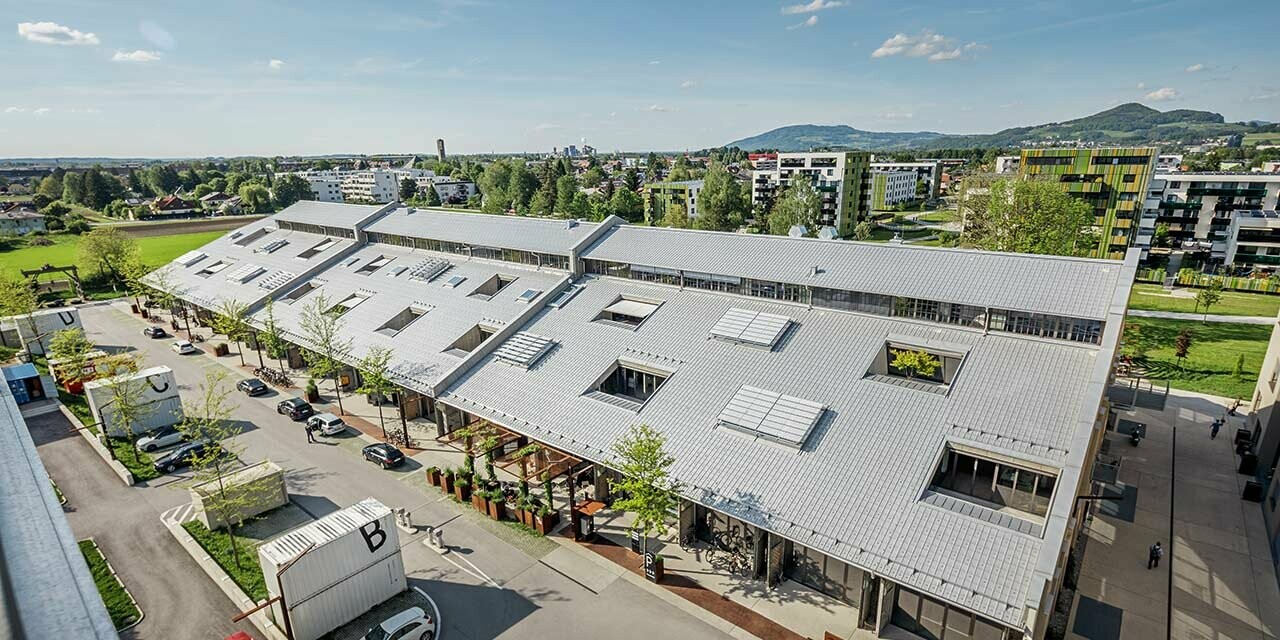 Billede af Panzerhalle i Salzburg i fugleperspektiv. Taget har fået ny belægning med PREFA tagplade i sølvmetallic.