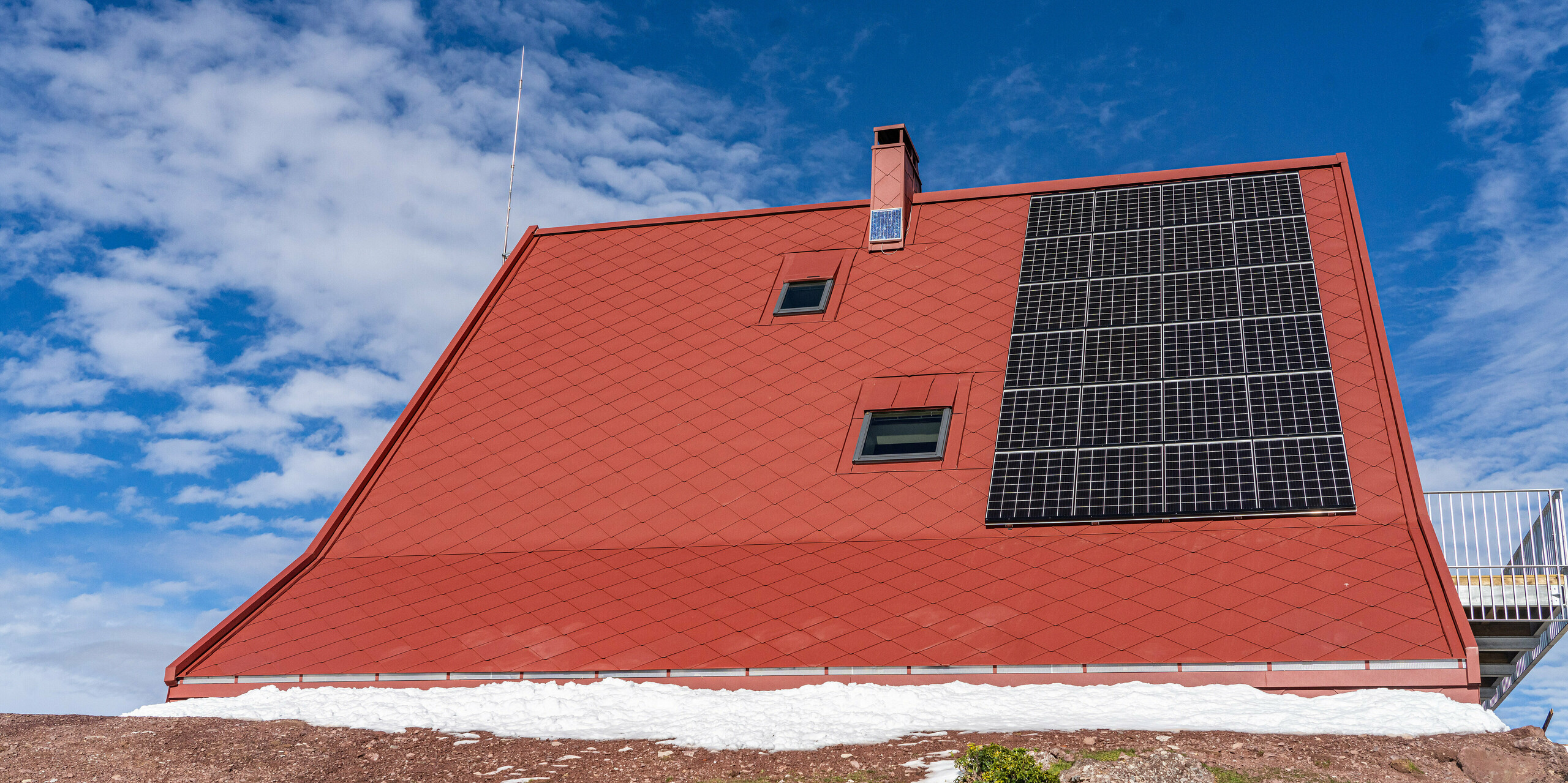 Schutzhütte Arlet im Pyrenäen-Nationalpark aus der Nähe mit PREFA Dach- und Wandrauten 44x44 in der Farbe P.10 Oxydrot