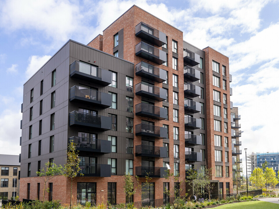 Frontansicht der Citywest Apartments in Dublin. Kombination aus traditioneller Ziegelfassade und 700 m² PREFA Sidings aus hochwertigem Blech in der Farbe P.10 Braun. Die Aluminiumpaneele verleihen dem Wohngebäude ein modernes, urbanes Erscheinungsbild mit hoher Witterungsbeständigkeit.