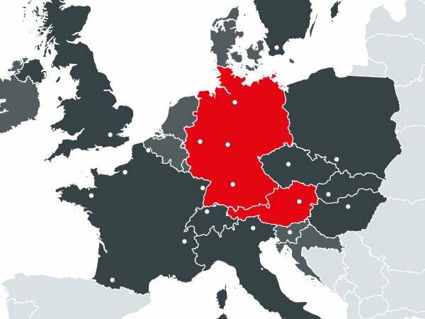 Kort, der viser alle europæiske lande, hvor PREFA driver forretning, med de to produktionssteder i Østrig og Tyskland i rødt.