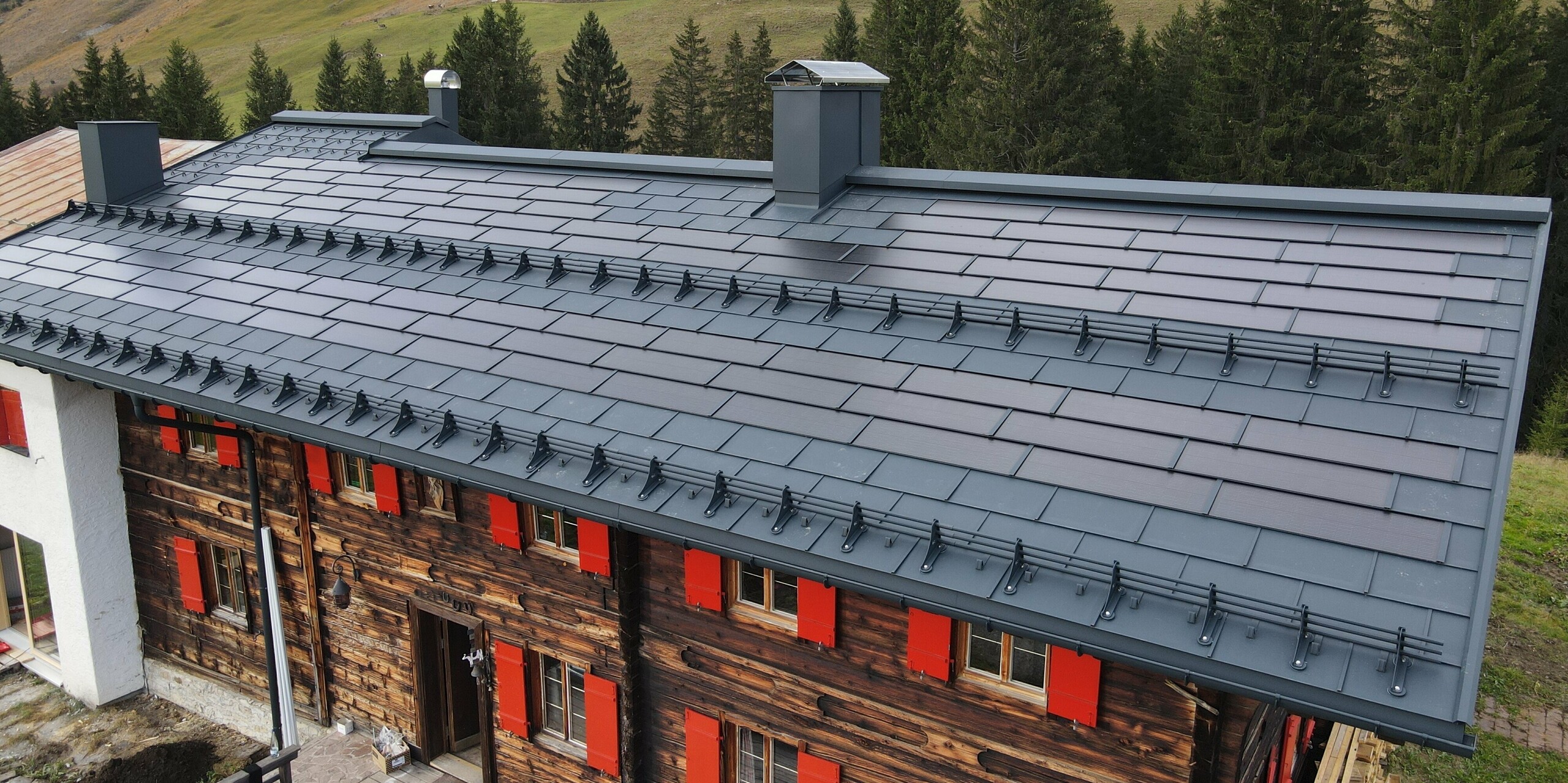 PREFA Solardachplatte in P.10 Anthrazit auf dem Alten Walserhaus in Warth, Vorarlberg